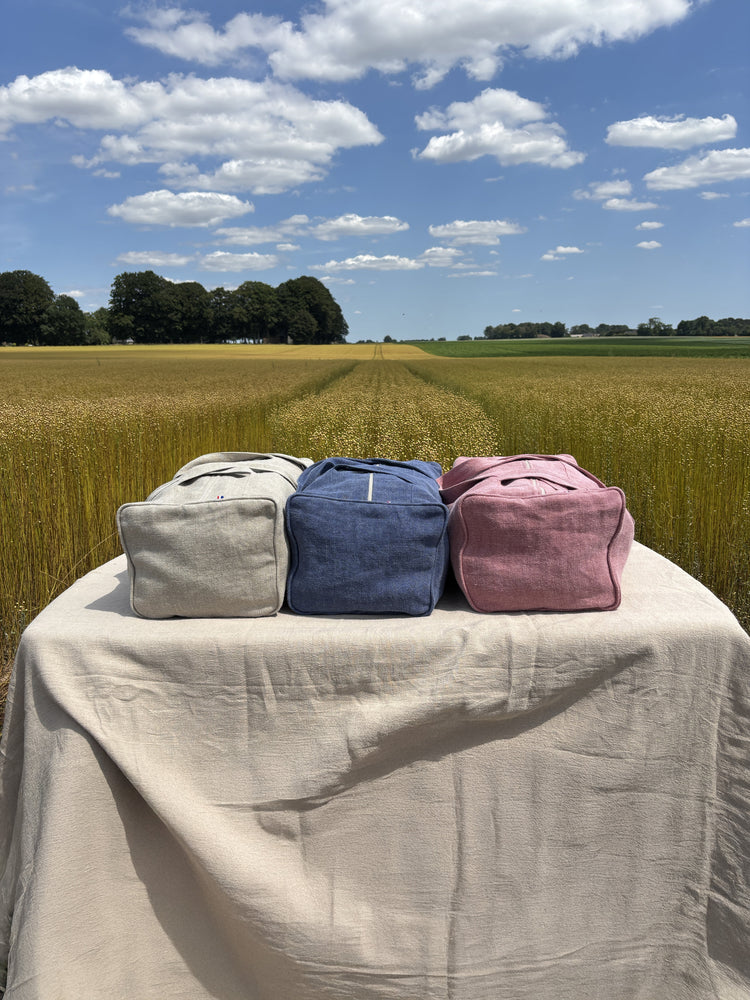 photo de trois sac de voyages dans un champs de lin en Normandie pendant le rouissage